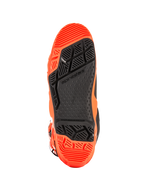 Alpinestars Tech 10 Enduro-støvler, detaljeret visning af sålen, Orange Fluo og sort, med en specialiseret dobbelt sammensat slidbane med geometriske mønstre for højt greb og en udskiftelig fodhvilerindsats til off-road-performance.