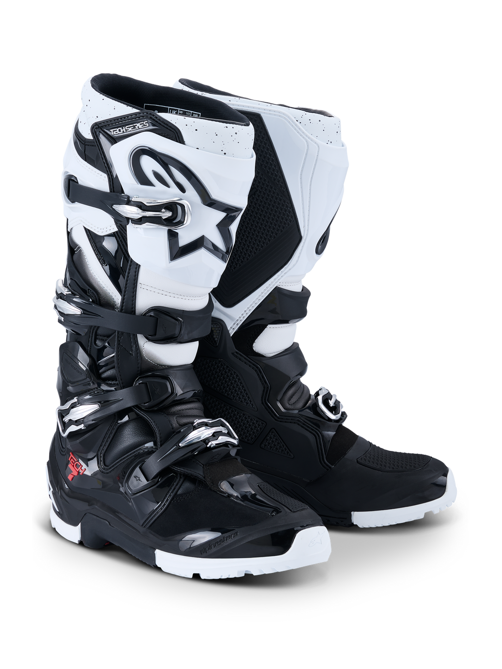 Alpinestars 2026 Tech 7 Enduro-støvler, motocross- og enduro-støvler, sort og hvid, med fire-spændes lukkesystem, fremtrædende hvidt Astar-logo på skinnebenet, TPU-beskyttelsespaneler og specialiseret enduro-sål til greb i terrænet.