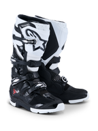 Alpinestars 2026 Tech 7 Enduro-støvler, motocross- og enduro-støvler, sort og hvid, med fire-spændes lukkesystem, fremtrædende hvidt Astar-logo på skinnebenet, TPU-beskyttelsespaneler og specialiseret enduro-sål til greb i terrænet.