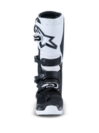 Alpinestars 2026 Tech 7 Enduro-støvler, motocross-støvler, sort og hvid, set forfra med hvid skinnebensplade med sort stjernelogo, lukkesystem med fire spænder og slidstærk hvid ydersål