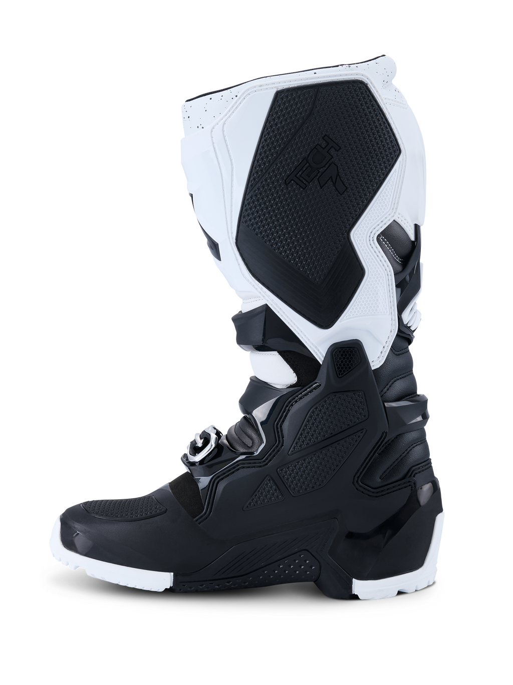 Alpinestars 2026 Tech 7 Enduro-støvler, motocross-støvler, sort og hvid, sideprofilvisning, der viser holdbare TPU-beskyttelsespaneler, tekstureret medialt grebsområde med Tech 7-branding og et kraftigt spændelukkesystem til terrænkørsel.