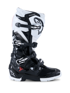Alpinestars 2026 Tech 7 Enduro støvler, off-road motorcykelstøvler, sort og hvid, med fire metalspænder, stødfaste TPU-beskyttelsespaneler, robust dobbelt-sammensat sål og markant Alpinestars-branding på hæl og skinneben