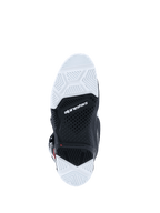Alpinestars 2026 Tech 7 Enduro-støvler, visning af ydersålen nedefra, sort og hvid dobbelt sammensat sål med tekstureret mønster, Alpinestars-logo i midten, designet til holdbarhed og greb i off-road terræn