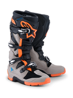 Alpinestars 2026 Tech 7 Enduro-støvler, sort, varm grå og orange fluo, off-road motorcykelstøvler med fire spændelukninger, robust orange sål, beskyttende TPU-paneler og Alpinestars-branding