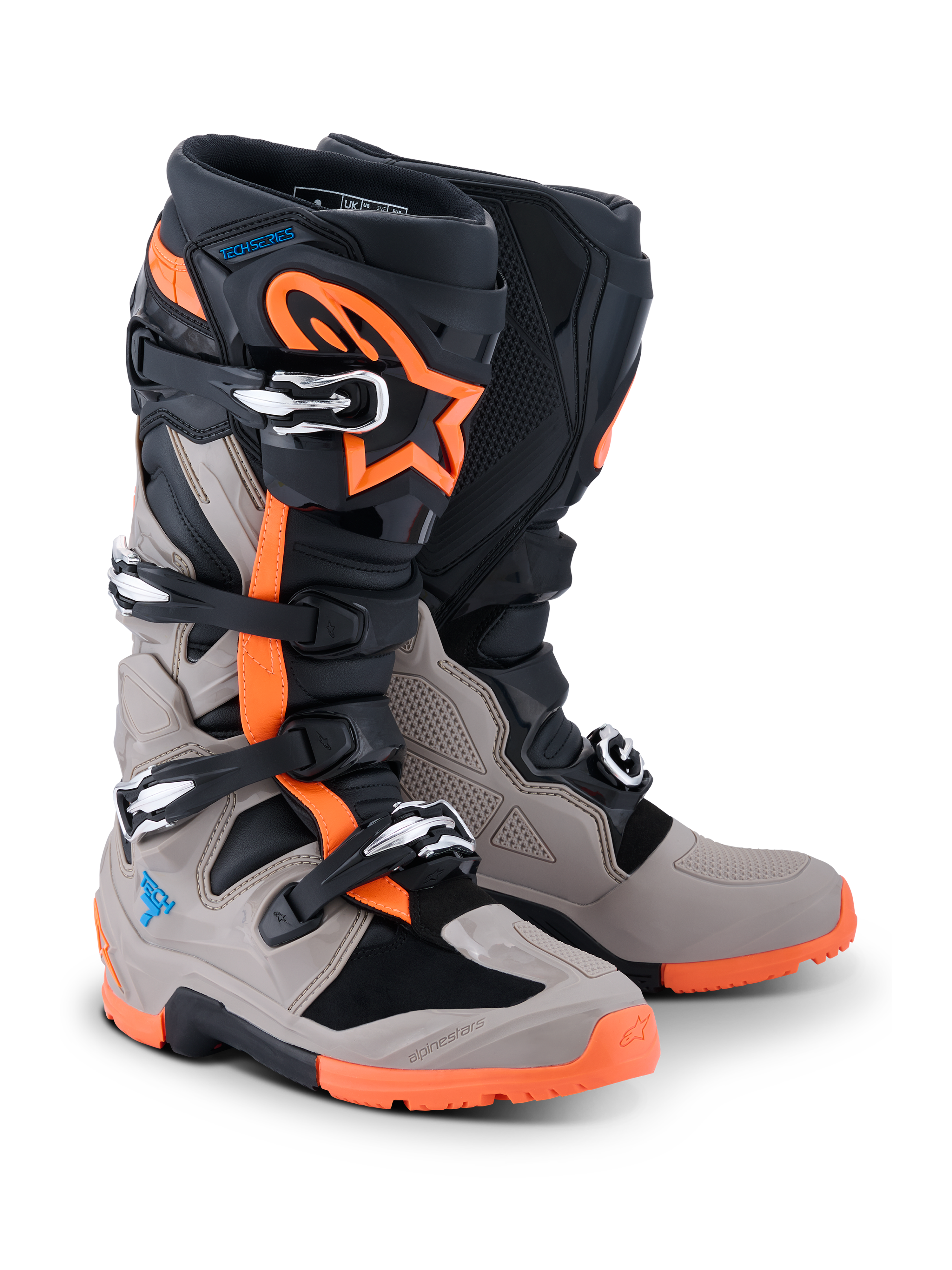 Alpinestars 2026 Tech 7 Enduro-støvler, sort, varm grå og orange fluo, off-road motorcykelstøvler med fire spændelukninger, robust orange sål, beskyttende TPU-paneler og Alpinestars-branding