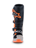 Alpinestars 2026 Tech 7 Enduro-støvler, motocross- og enduro-støvler, sort, varm grå og orange fluo, set forfra med et stort orange stjernelogo på skinnebenet, lukkesystem med flere spænder og robuste beskyttelsespaneler til off-road-kørsel