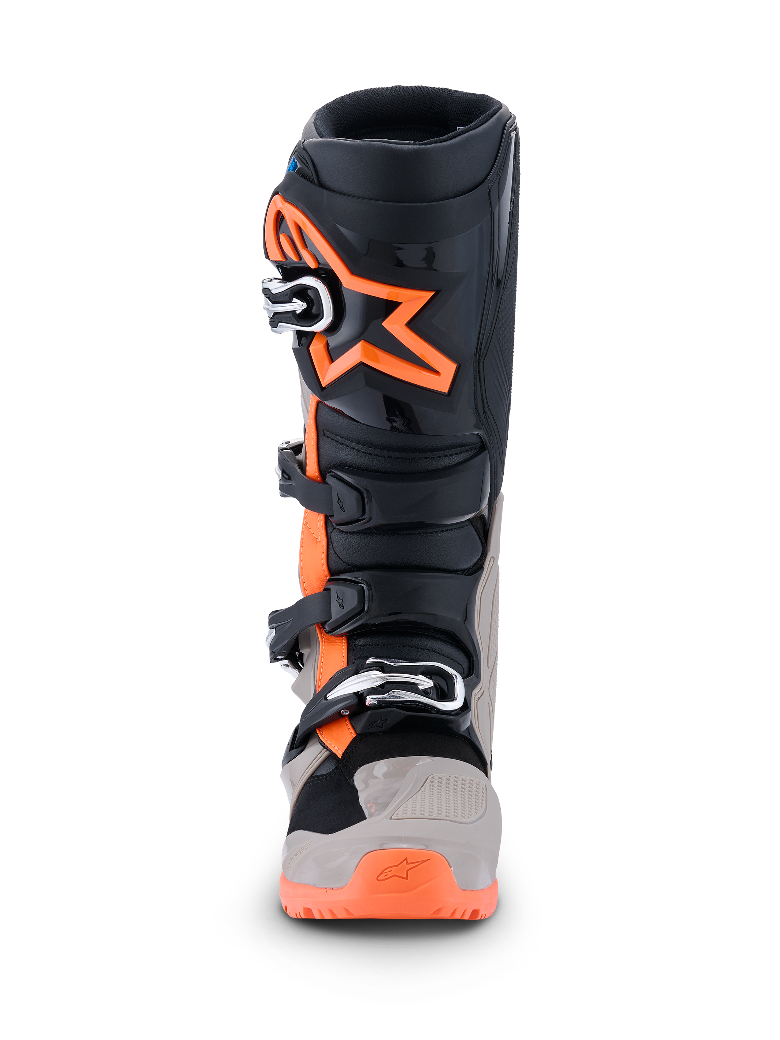 Alpinestars 2026 Tech 7 Enduro-støvler, motocross- og enduro-støvler, sort, varm grå og orange fluo, set forfra med et stort orange stjernelogo på skinnebenet, lukkesystem med flere spænder og robuste beskyttelsespaneler til off-road-kørsel