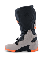 Alpinestars 2026 Tech 7 Enduro-støvler, motocross- og enduro-støvler, sort, varm grå og orange fluo, sidevisning med en robust dobbelt sammensat sål, TPU-beskyttelse på skinneben og ankel, præget Tech 7-branding.