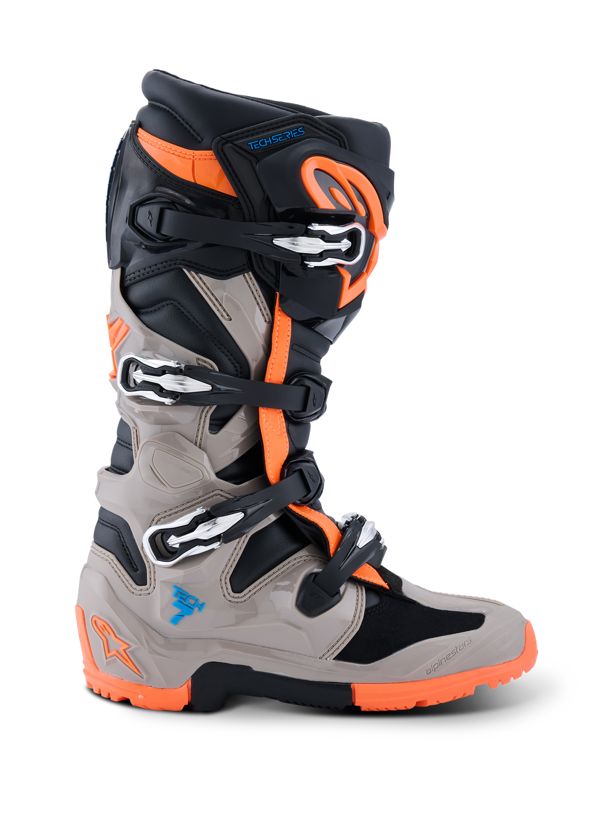 Alpinestars 2026 Tech 7 Enduro-støvler, motocross- og enduro-støvler, sort, varm grå og orange fluo, set fra siden, med et lukkesystem med fire spænder, TPU-beskyttelsespaneler og en specialiseret orange sål med dobbelt gummiblanding til off-road brug