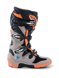 Alpinestars 2026 Tech 7 Enduro-støvler, motocross- og enduro-støvler, sort, varm grå og orange fluo, set fra siden, med et lukkesystem med fire spænder, TPU-beskyttelsespaneler og en specialiseret orange sål med dobbelt gummiblanding til off-road brug