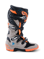 Alpinestars 2026 Tech 7 Enduro-støvler, motocross- og enduro-støvler, sort, varm grå og orange fluo, set fra siden, med et lukkesystem med fire spænder, TPU-beskyttelsespaneler og en specialiseret orange sål med dobbelt gummiblanding til off-road brug