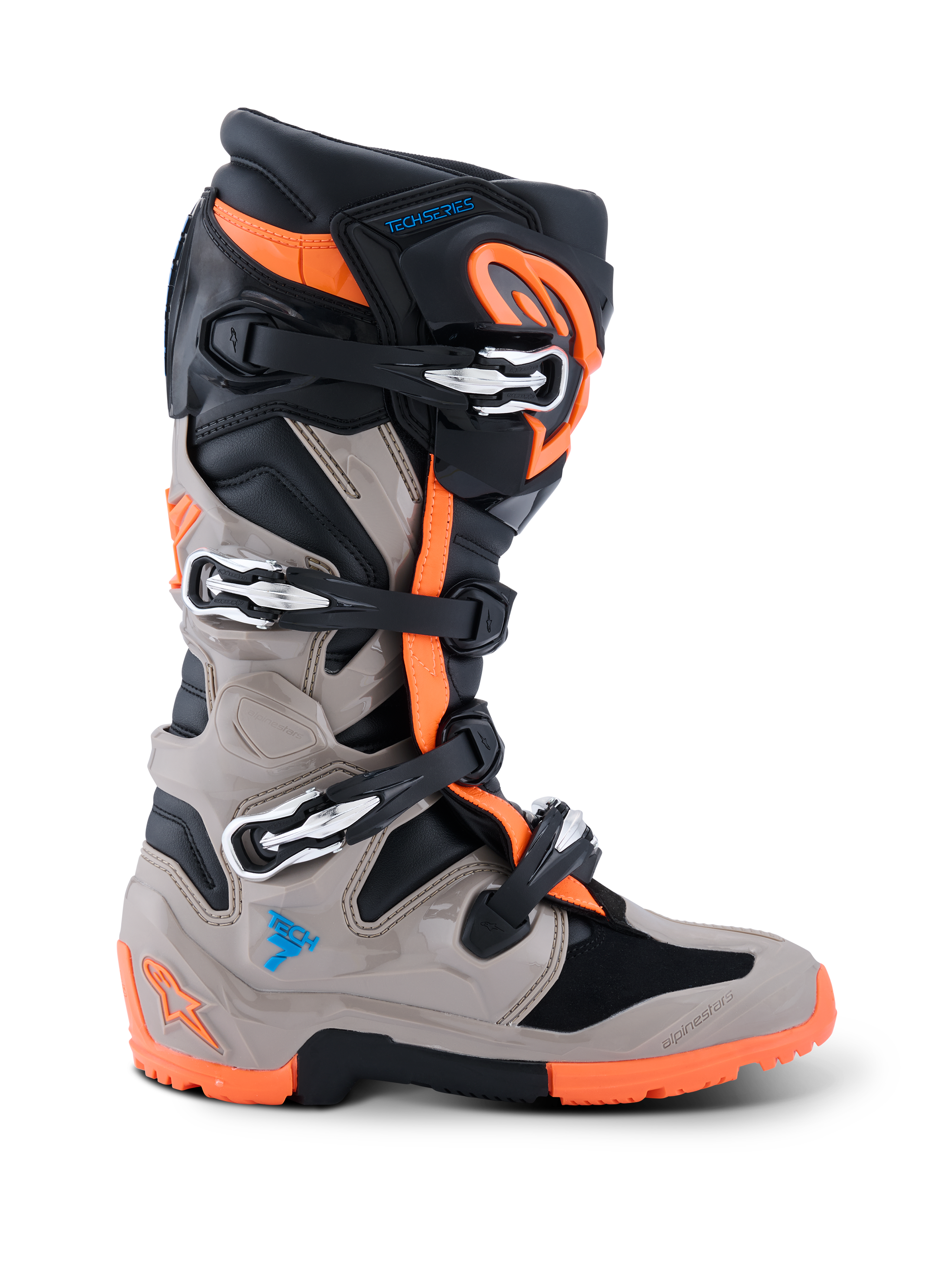 Alpinestars 2026 Tech 7 Enduro-støvler, motocross- og enduro-støvler, sort, varm grå og orange fluo, set fra siden, med et lukkesystem med fire spænder, TPU-beskyttelsespaneler og en specialiseret orange sål med dobbelt gummiblanding til off-road brug