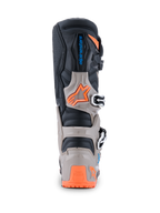Alpinestars 2026 Tech 7 Enduro-støvler, set bagfra, sort, varm grå og orange fluo, med TPU-beskyttelse, Alpinestars-branding og sikkert spændesystem til terrænkørsel