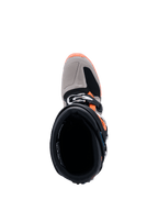 Alpinestars 2026 Tech 7 Enduro-støvler, set oppefra og ned ind i støvleåbningen, sort, Warm Gray og Orange Fluo, viser spændelukning og forstærket tåboks, professionelt off-road motorcykelfodtøj