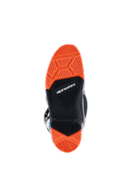 Alpinestars 2026 Tech 7 Enduro-støvler, bundvisning af den specialiserede dobbelt sammensatte sål, sort og Orange Fluo, detaljerede slidbanemønstre for overlegent off-road greb, med Alpinestars-branding og slidindikator.