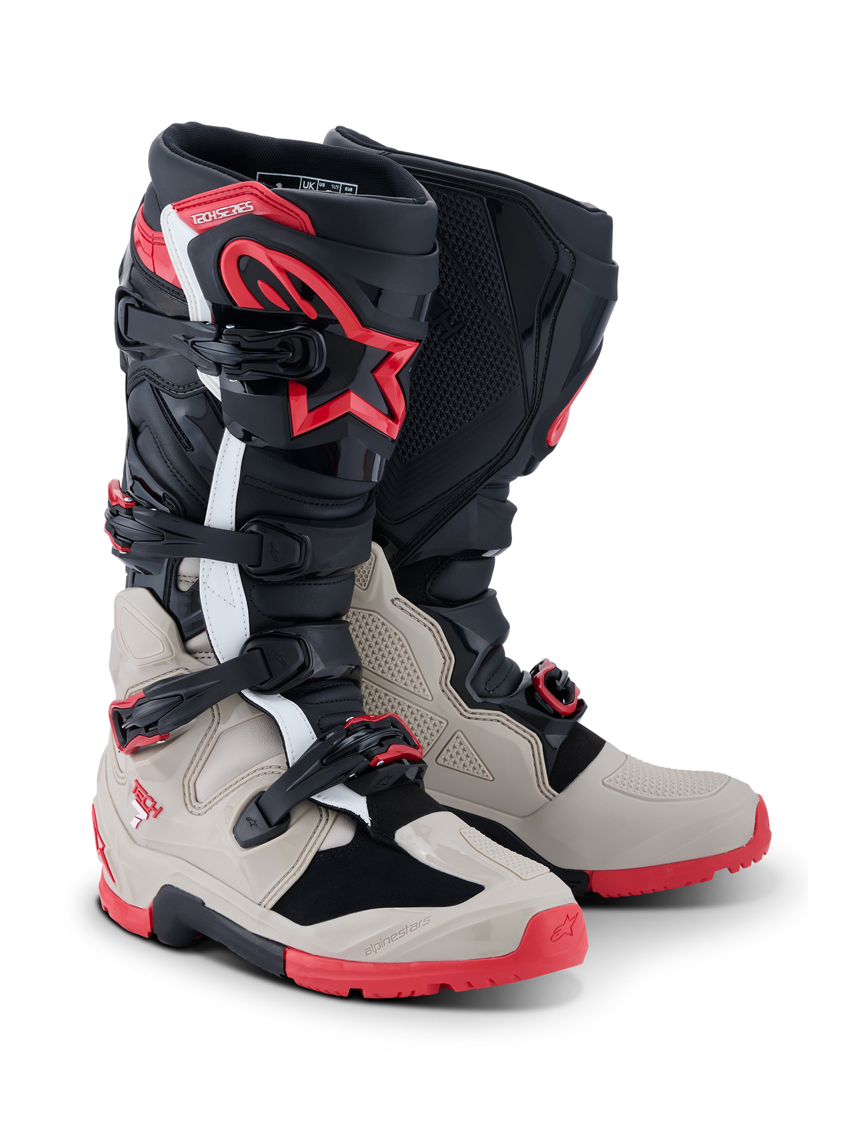 Alpinestars 2026 Tech 7 Enduro støvler, motocross- og enduro-støvler, sort, lys grå og klar rød, med et lukkesystem med fire spænder, TPU-skinnebensbeskyttelse med rødt stjernelogo og en robust rød sål til off-road ydeevne