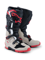 Alpinestars 2026 Tech 7 Enduro støvler, motocross- og enduro-støvler, sort, lys grå og klar rød, med et lukkesystem med fire spænder, TPU-skinnebensbeskyttelse med rødt stjernelogo og en robust rød sål til off-road ydeevne