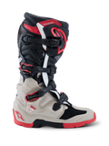Alpinestars 2026 Tech 7 Enduro-støvler, off-road motorcykelstøvler i sort, lysegrå og klar rød, sideprofil der viser multispændesystemet og omfattende TPU-stødbeskyttelse.