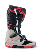 Alpinestars 2026 Tech 7 Enduro-støvler, off-road motorcykelstøvler i sort, lysegrå og klar rød, sideprofil der viser multispændesystemet og omfattende TPU-stødbeskyttelse.