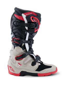 Alpinestars 2026 Tech 7 Enduro-støvler, off-road motorcykelstøvler i sort, lysegrå og klar rød, sideprofil der viser multispændesystemet og omfattende TPU-stødbeskyttelse.
