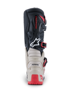 Alpinestars 2026 Tech 7 Enduro-støvler, set bagfra, sort, lysegrå og klar rød, med forstærket TPU-beskyttelse på hælen og læggen, hvidt Astars-logo og røde spænde-detaljer, holdbar konstruktion til off-road racing