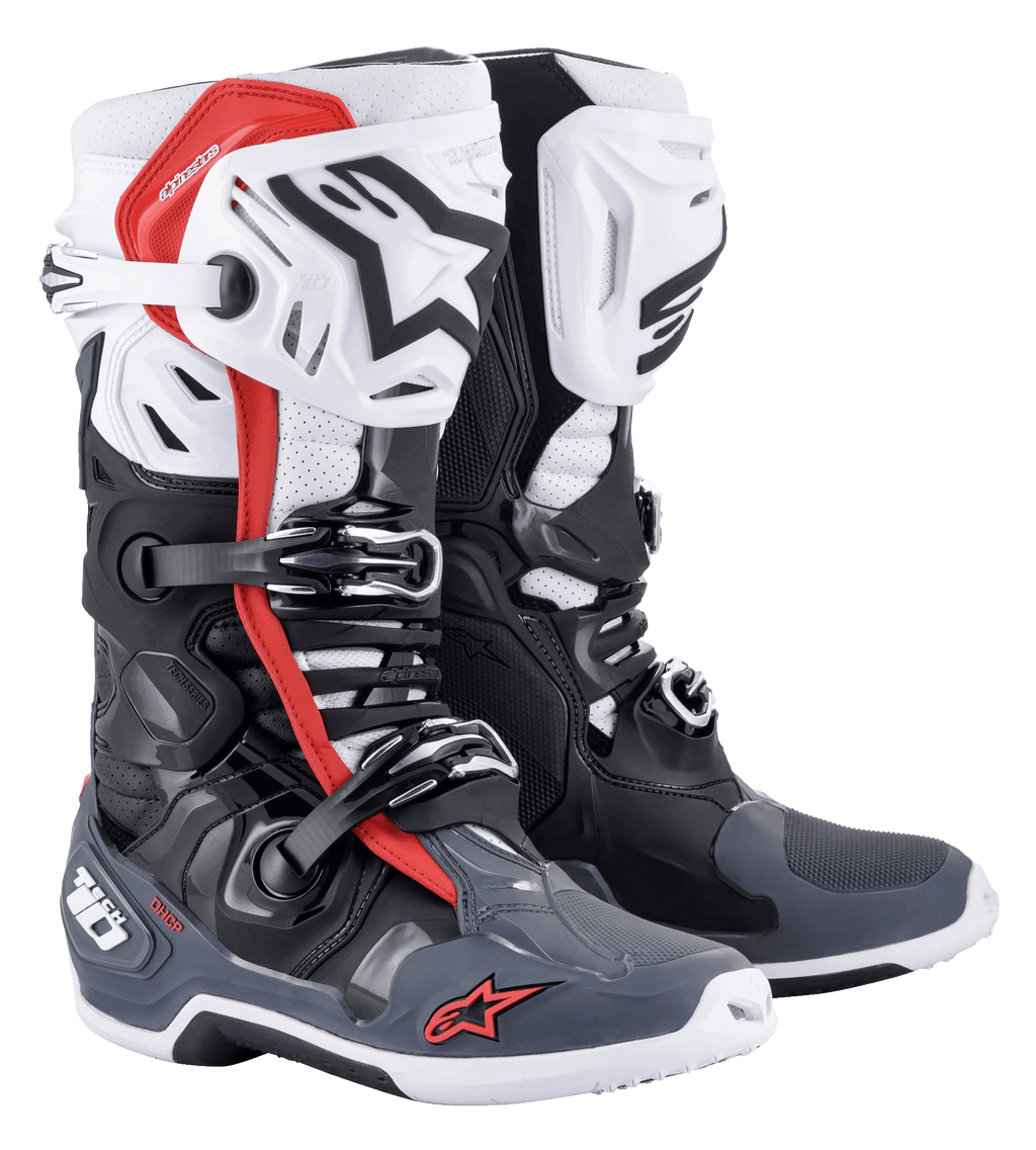 Alpinestars Tech 10 Supervented støvler, motocross støvler, sort hvid mellemgrå og rød, med ventilerede skinnebensplader, perforeret mikrofiberkonstruktion for luftstrøm, multi-spændelukningssystem og Alpinestars-branding på tå og hæl.