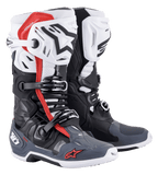 Alpinestars Tech 10 Supervented støvler, motocross støvler, sort hvid mellemgrå og rød, med ventilerede skinnebensplader, perforeret mikrofiberkonstruktion for luftstrøm, multi-spændelukningssystem og Alpinestars-branding på tå og hæl.