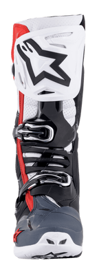 Alpinestars Tech 10 Supervented støvler, set forfra, sort, hvid, mellemgrå og rød, med en ventileret skinneplade med et stort sort stjernelogo, mikrojusterbart spændesystem, perforerede zoner for luftstrøm og et holdbart TPU-beskyttelseschassis til motocross.