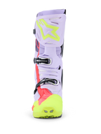 Alpinestars Tech 10 Supervented støvler, motocross støvler, lilla, gul fluo og Diva Pink, set forfra med fokus på spændesystemet og den ventilerede skinnebensplade, professionelt terrænfodtøj med overdel i perforeret mikrofiber