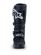 Alpinestars 2026 Tech 7 Enduro Drystar®-støvler, sorte motocross-støvler, set forfra, med et holdbart lukkesystem med fire spænder og et fremtrædende hvidt stjernelogo på skinnebensområdet, designet til off-road og enduro-performance