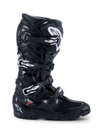 Alpinestars 2026 Tech 7 Enduro Drystar® støvler, sorte off-road motorcykelstøvler, profilvisning med fire sølvspænder, robust dual-compound enduro-sål og omfattende TPU-beskyttelse med mat og skinnende sort finish.