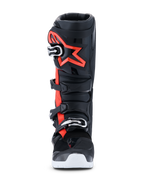 Alpinestars 2026 Tech 7 Enduro Drystar®-støvler, motocross- og endurostøvler, sort, neonrød og hvid, set forfra, med lukkesystem med fire spænder, forstærket TPU-skinnebensplade med et stort rødt Alpinestars-logo og hvid ydersål, udviklet til vandtæt off-road-performance.