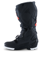 Alpinestars 2026 Tech 7 Enduro Drystar®-støvler, Enduro-motocrossstøvler, sort med rød fluo og hvide detaljer, sideprofilvisning der fremhæver det mediale TPU-grebspanel med bikubestruktur og den hvide sål, slidstærk vandtæt konstruktion til off-road-ydelse