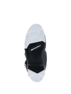 Alpinestars 2026 Tech 7 Enduro Drystar®-støvler, visning af sålen, sort og hvid dobbeltdensitets gummiblanding, teksturerede geometriske grebsmønstre, Alpinestars-logo og indikator for slidgrænse, designet til off-road- og enduro-greb