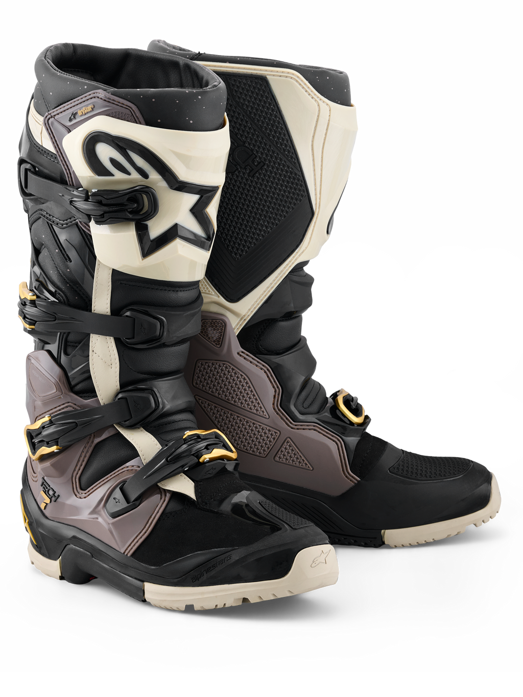 Alpinestars 2026 Tech 7 Enduro Drystar® støvler, motocross- og endurostøvler, sort, mørkegrå og guld, med en robust TPU-skal, hurtigudløselige aluminiumsspænder med gulddetaljer og en stor hvid skinnebensplade med sort logo, designet til off-road holdbarhed.