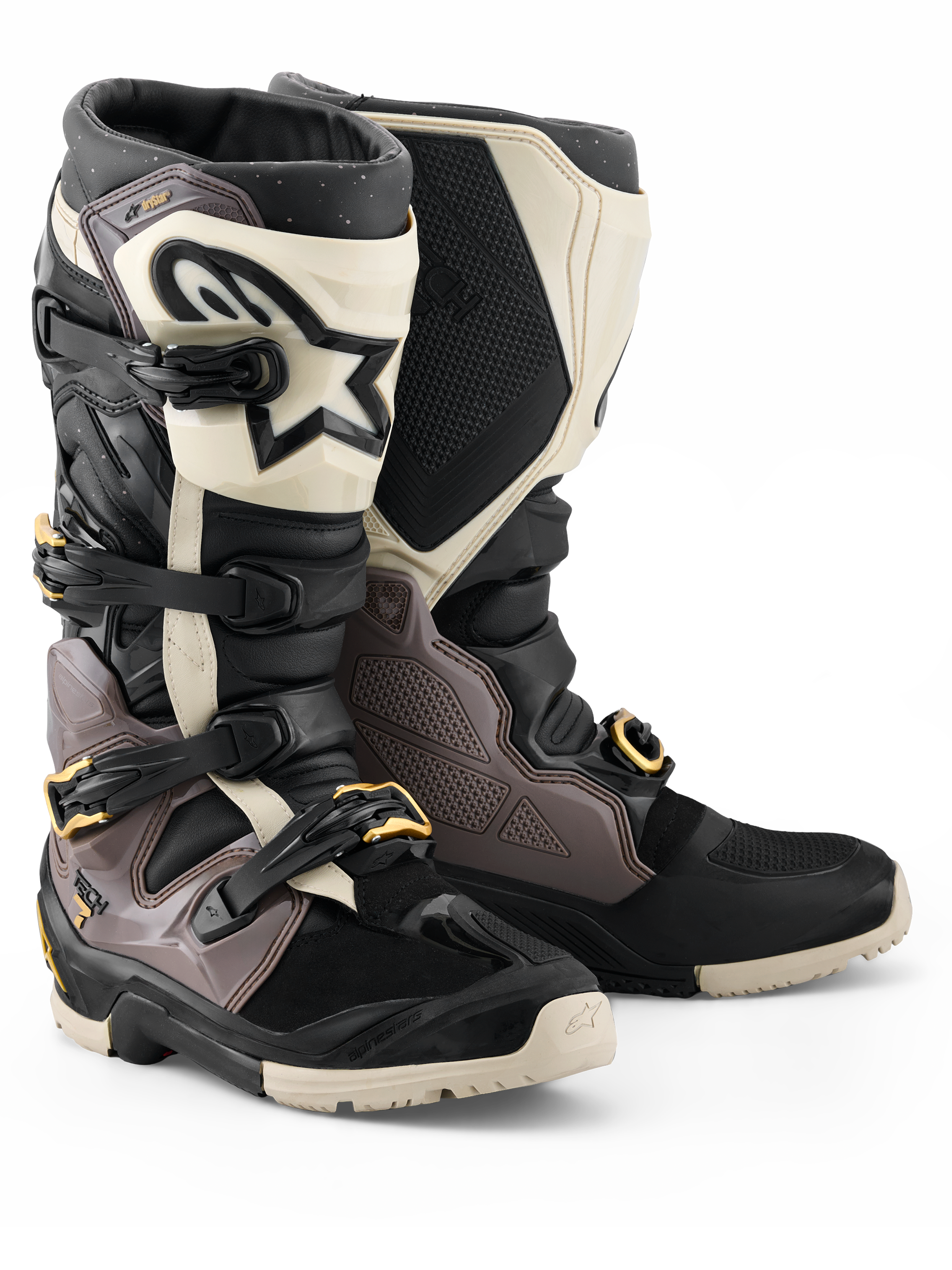 Alpinestars 2026 Tech 7 Enduro Drystar® støvler, motocross- og endurostøvler, sort, mørkegrå og guld, med en robust TPU-skal, hurtigudløselige aluminiumsspænder med gulddetaljer og en stor hvid skinnebensplade med sort logo, designet til off-road holdbarhed.