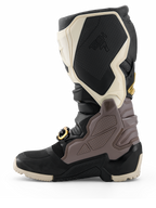 Alpinestars 2026 Tech 7 Enduro Drystar® støvler, motocross-støvler, sort, mørkegrå og guld, sideprofil der fremhæver de holdbare TPU-paneler, spænde med guld-detaljer og robust enduro-sål til off-road kørsel.
