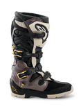 Alpinestars 2026 Tech 7 Enduro Drystar® støvler, motocross- og endurostøvler, sort, mørkegrå og guld, med et multispænde-lukkesystem med guld-detaljer, robust dual-compound sål og slidstærke TPU-beskyttelsespaneler, professionelt fodtøj til off-road kørsel