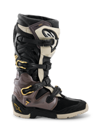 Alpinestars 2026 Tech 7 Enduro Drystar® støvler, motocross- og endurostøvler, sort, mørkegrå og guld, med et multispænde-lukkesystem med guld-detaljer, robust dual-compound sål og slidstærke TPU-beskyttelsespaneler, professionelt fodtøj til off-road kørsel