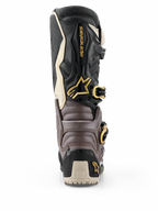 Alpinestars 2026 Tech 7 Enduro Drystar® støvler, sort, mørkegrå og guld, set bagfra med beskyttende TPU-skal, guldspænder og Alpinestars-logo, højtydende enduro-fodtøj