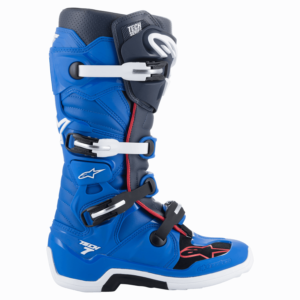 Alpinestars Tech 7 støvler, motocross-støvler, Alpine Blue, Night Navy og Bright Red, high-top design med et lukkesystem med fire spænder, hvide og sorte spænder, hvid sål med sort midterdel, rød accent-kant og Alpinestars-branding, professionel beskyttelse til terrænkørsel