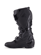 Alpinestars Tech 7 støvler, motocross-støvler, helt sort, sideprofil der viser TPU-beskyttelsesplader, spændelukningssystem og teksturerede grebspaneler, professionelt fodtøj til terrænkørsel