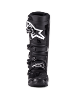 Alpinestars Tech 7 støvler, motocross-støvler, sort, set forfra med et lukkesystem med fire spænder, fremtrædende hvidt Alpinestars-stjernelogo på skinnepladen, holdbar TPU-skal og forstærket beskyttelse til off-road racing.