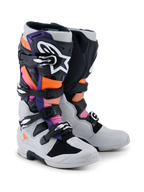 Alpinestars Tech 7-støvler, motocross-støvler, sort, lysegrå, orange fluo og magenta, med lukkesystem med flere spænder, forstærket TPU-skal og branding med høj kontrast, designet til professionel off-road kørsel og beskyttelse.