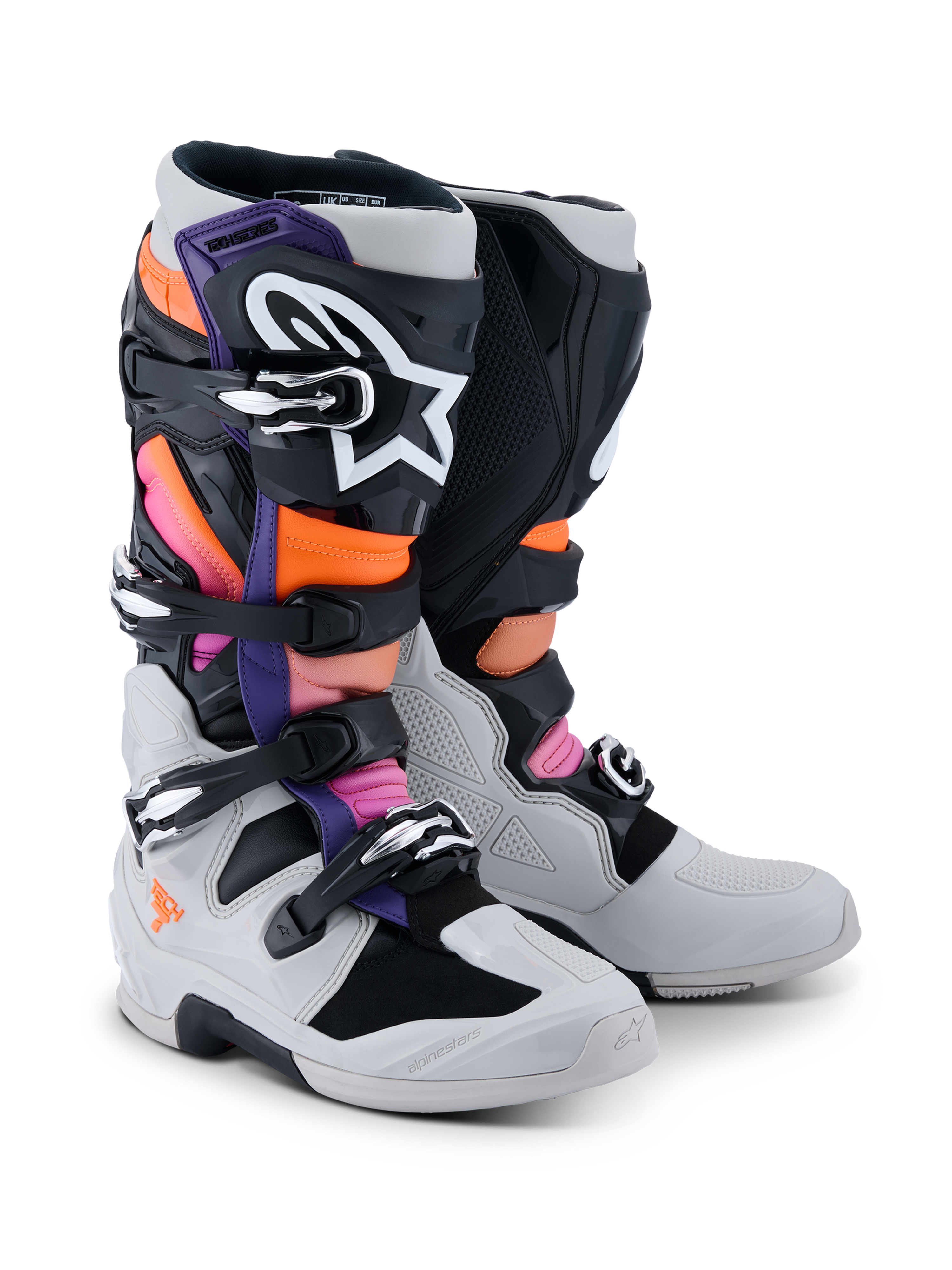 Alpinestars Tech 7-støvler, motocross-støvler, sort, lysegrå, orange fluo og magenta, med lukkesystem med flere spænder, forstærket TPU-skal og branding med høj kontrast, designet til professionel off-road kørsel og beskyttelse.