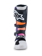 Alpinestars Tech 7-støvler, motocross-støvler, sort, lysegrå, orange fluo og magenta, set forfra med en sort skinnebensplade med et stort hvidt Alpinestars-stjernelogo, flerfarvede polstrede zoner i orange og pink samt et holdbart hvidt chassis med sorte spænder.
