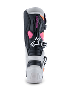 Alpinestars Tech 7 støvler, motocross-støvler, sort, lysgrå, orange fluo og magenta, set bagfra viser TPU-hæl- og lægbeskyttere, pink Alpinestars-branding, hvidt logo og et holdbart spændesystem