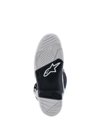Alpinestars Tech 7-støvler, sålvisning, motocross-støvler, lysegrå og sort, med en dobbeltforbindelses vulkaniseret gummisål, hvidt Alpinestars-logo, rød slidgrænseindikator og tekstureret mønster med højt greb.