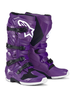 Alpinestars Tech 7 støvler, motocross-støvler, lilla, med sorte spænder og et stort hvidt Astars-logo, højtydende beskyttende design med fire stropper og holdbar TPU-skal til off-road terrænkørsel