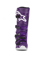 Alpinestars Tech 7 støvler, lilla motocross-støvler, set forfra, med fire sorte spænder, hvidt Alpinestars-logo på skinnebenspladen, holdbar TPU-skal og syntetisk konstruktion til off-road-beskyttelse